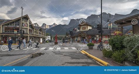 Downtown Canmore Intersection Editorial Photography - Image of cityscape, town: 255370762