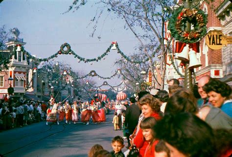 GORILLAS DON'T BLOG: Disneyland Christmas Parade, 1961 - Part 2