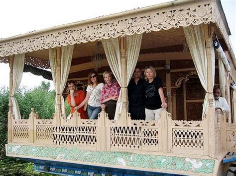 Houseboat Booking at best price in Srinagar | ID: 8690612697