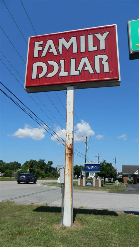 Family Dollar sign | Family Dollar #1272 (6,000 square feet)… | Flickr