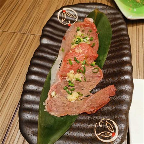 Itacho Sushi Has A 1-For-1 Deal On Their Aburi Salmon And Bincho Tuna Sushi Platter