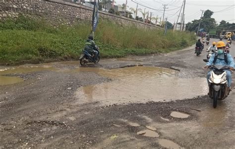 Kondisi Jalan Rusak Parah, Masyarakat Berharap Pemerintah Segera Lakukan Perbaikan - Pewarta ...