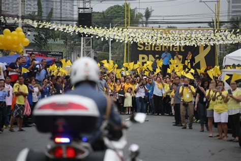 Citizen Noynoy comes home to yellow ribbon welcome | ABS-CBN News