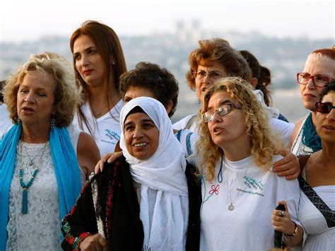 Thousands of Palestinian and Israeli women join to march through desert ...