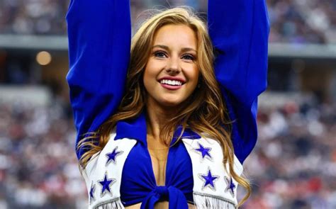 Cowboys Cheerleader Has 4-Word Message Before Kickoff Sunday Night - The Spun