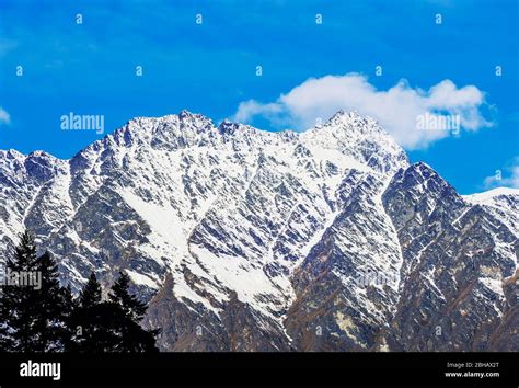 The snow caped remarkables mountain range hi-res stock photography and ...