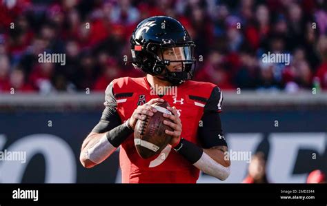 Cincinnati quarterback Desmond Ridder plays during the first half of an ...