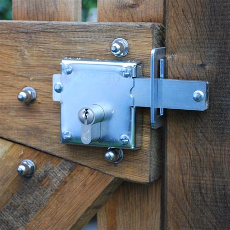 Gate locks with code or with key? Different lock types