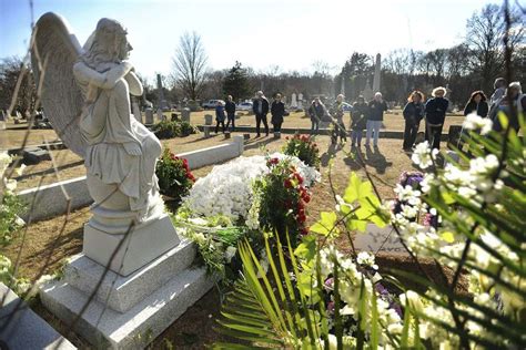 Mary Tyler Moore funeral makes busy month for Fairfield cops - Connecticut Post