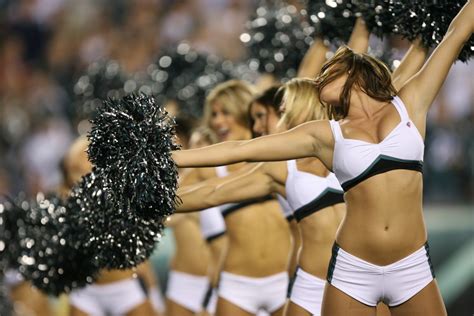 NFL World Reacts To The Eagles Cheerleader Photo - The Spun