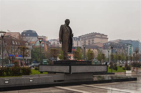 Where is Statue Ibrahim Rugova - Pristina - TracesOfWar.com