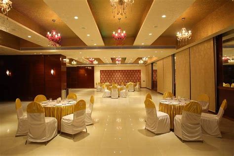 Banquet hall ishita joshi designs - love living! modern event venues | homify | Hall interior ...