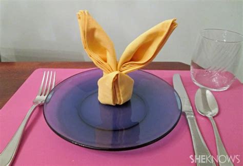 Hosting Easter brunch? Try this easy bunny napkin fold tutorial Easter Napkin Folding, Bunny ...