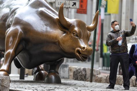 New York's 'Charging Bull' Sculpture Becomes Subject of Fierce Debate