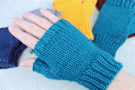 Simple Fingerless Glove Knitting Pattern - PurlsAndPixels