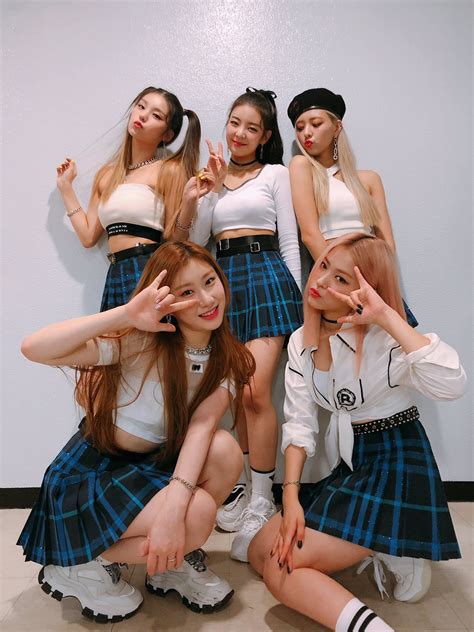 Itzy #kpop #kdrama #bts #exo #kpoparmy Kpop Girl Groups, Korean Girl Groups, Kpop Girls, Stage ...