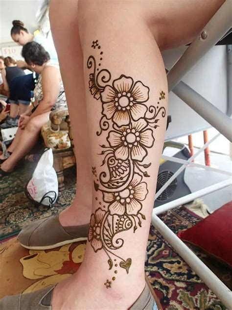 Leg henna Henna Leg Tattoo, Thigh Henna, Henna Ink, Foot Henna, Henna Tattoo Designs Simple ...