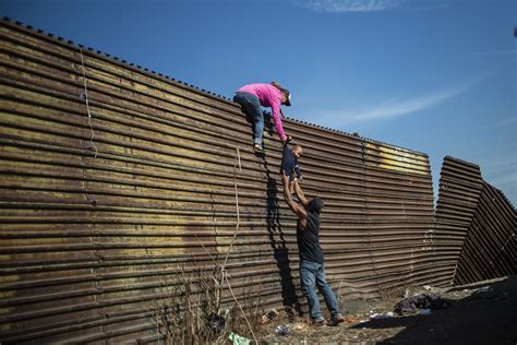 US agents fire tear gas at migrants trying to cross the border - The ...