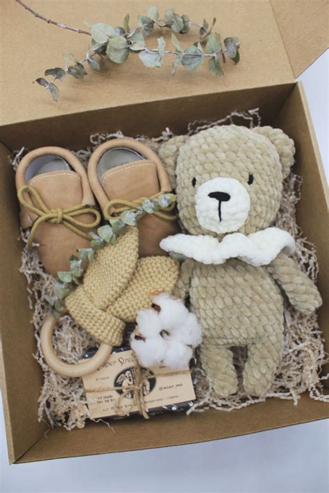 Welcome baby gift box idea, newborn gender neutral gift set, unisex baby shower gift basket ...