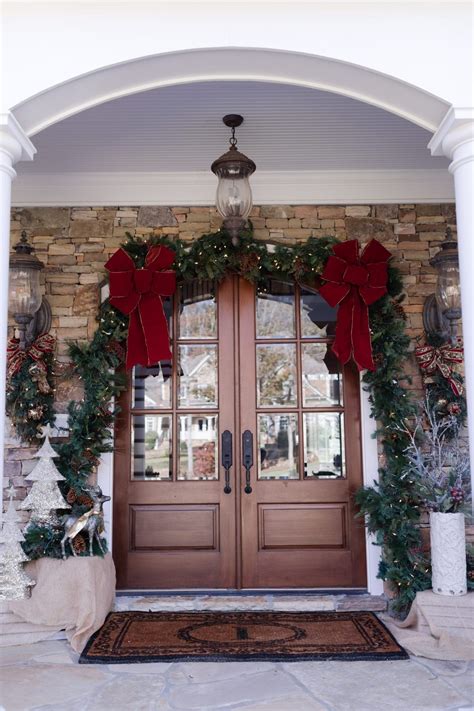 How to Decorate your Front Door for Christmas - bluegraygal