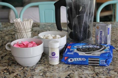 Easy Oreo Cake Pops (no bake) - eat - Little Miss Momma