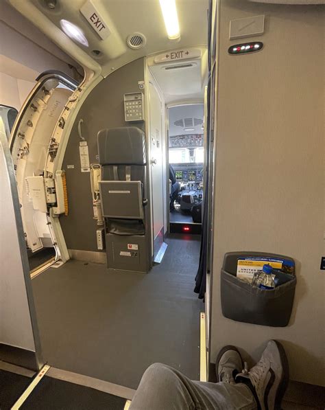 The best seat on the E175 is not 4A - it’s 1C for maximum legroom + cockpit views : r/unitedairlines