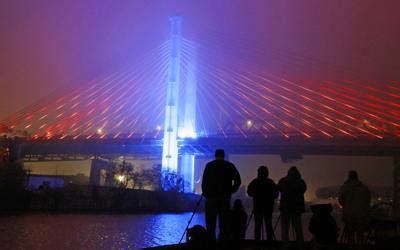 Critics throw shade at Cuomo's plan to light NYC bridges | News | oleantimesherald.com