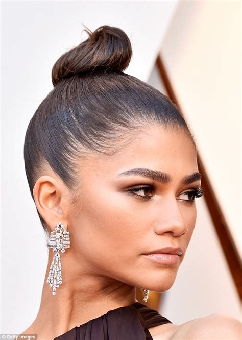 A step-by-step tutorial on how to get Zendaya's Oscar makeup look ...