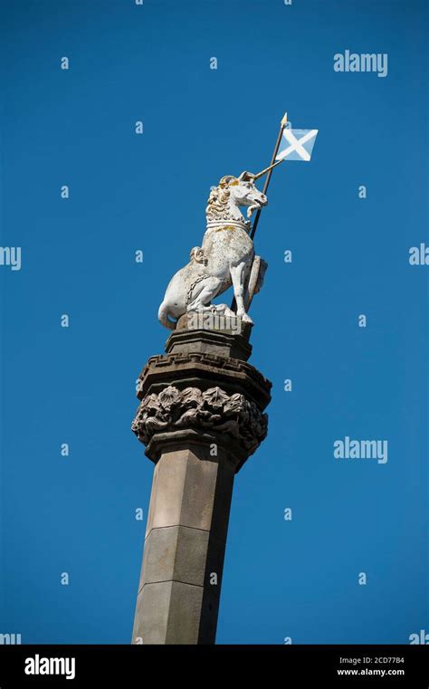 Unicorn statue flag edinburgh hi-res stock photography and images - Alamy