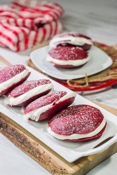 Red Velvet Whoopie Pies | RecipeLion.com