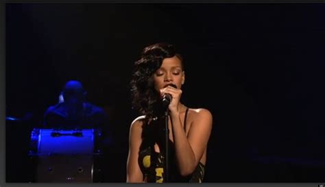 Rihanna's 'Stay': Singer Performs New Song And 'Diamonds' On 'SNL ...