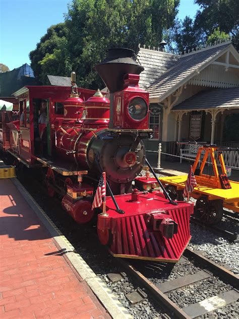 10 Fun Facts About The Disneyland Railroad