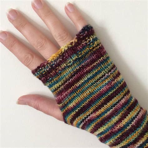 Easy Fingerless Mitts (Mittens): A Free Knitting Pattern - FeltMagnet