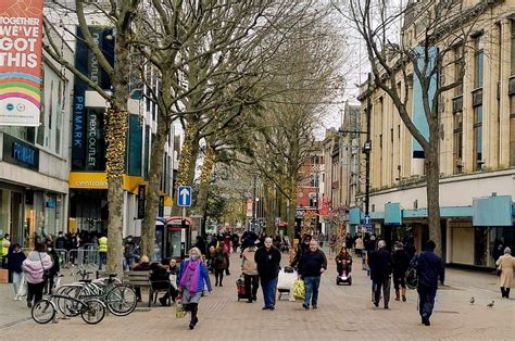 Croydon sees first Christmas shoppers after lockdown – South London News