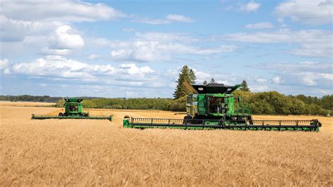 John Deere Combine Models: A Visual Guide | MachineFinder