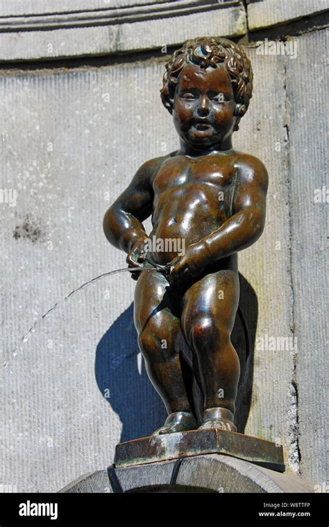 La estatua Manneken Pis, la estatua de un niño orinando en una fuente, Bruselas, Bélgica ...