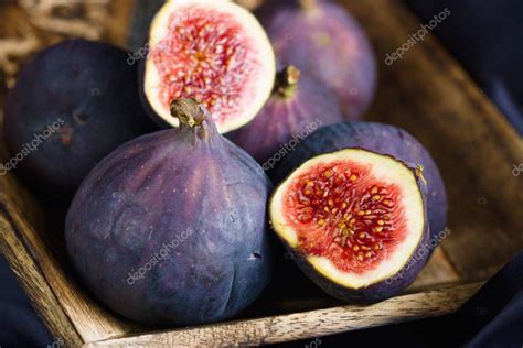 Beautiful ripe purple figs — Stock Photo © iseinor@seznam.cz #169399972