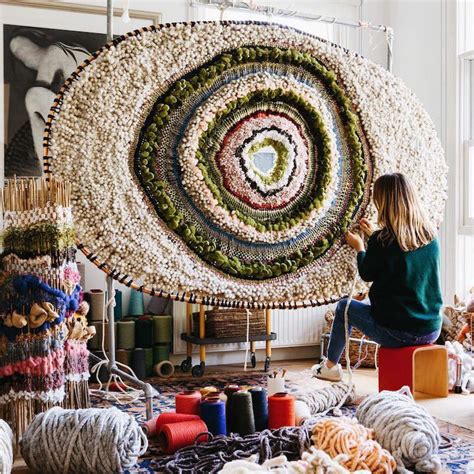 This Artist Turns Yarn Into Some Serious Wall Decor | Artes textiles, Arte de fibra, Tapiz textil