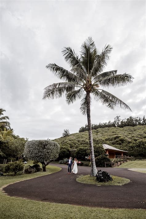 HAWAII - KAUAI - NA 'AINA KAI BOTANICAL GARDENS | Lilly Red