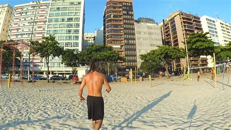 Man Does Multiple Slacklining Tricks at Beach | Watch Now - Y8.com