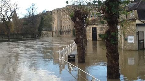 Flood warnings in place in Wiltshire after heavy rain - BBC News