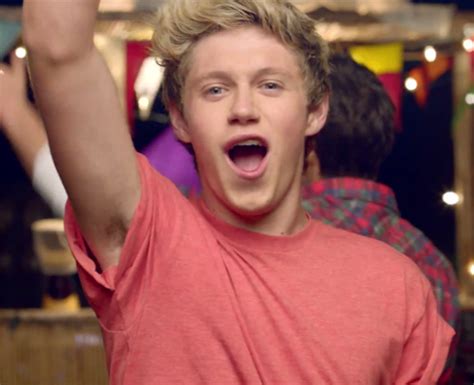 Niall Horan sings for the camera in the band's first single from new ...