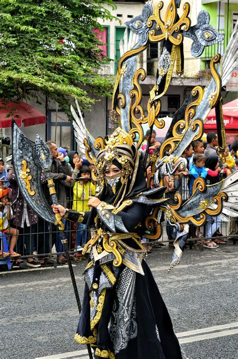 Nonton Jember Fashion Carnaval 2018 dari Jalan