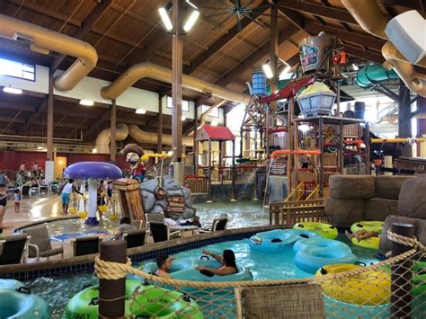 Wilderness-Wisconsin-Dells-Indoor-waterpark-1 - Happily Ever Natural