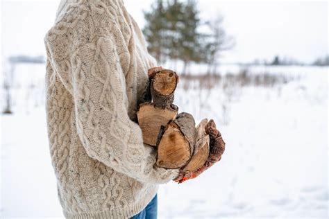 Picking Wooden Blocks For Fireplace - Creative Commons Bilder