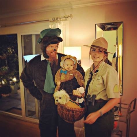 Yogi, Boo Boo, Ranger Smith and a hotdog in a picnic basket. Family ...