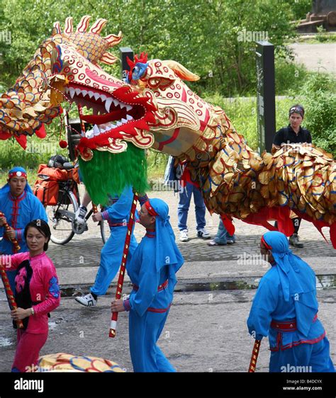 dragon dance - dragon and performers Stock Photo - Alamy