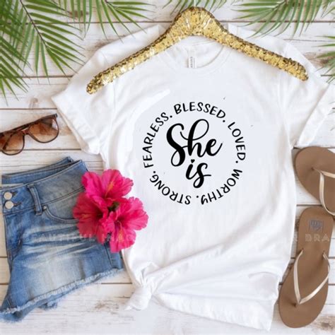 T-shirt "she is" - Mujer Magazine