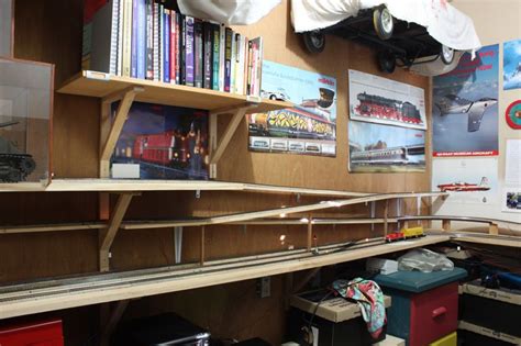 HO Scale Train Wall shelf layout - Google Search | Model trains, Model ...