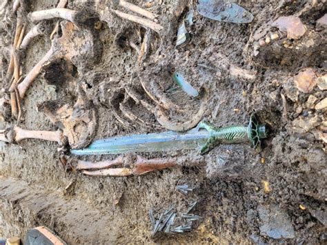 Archaeologists find a 3,000-year-old bronze sword in Germany - Arkeonews